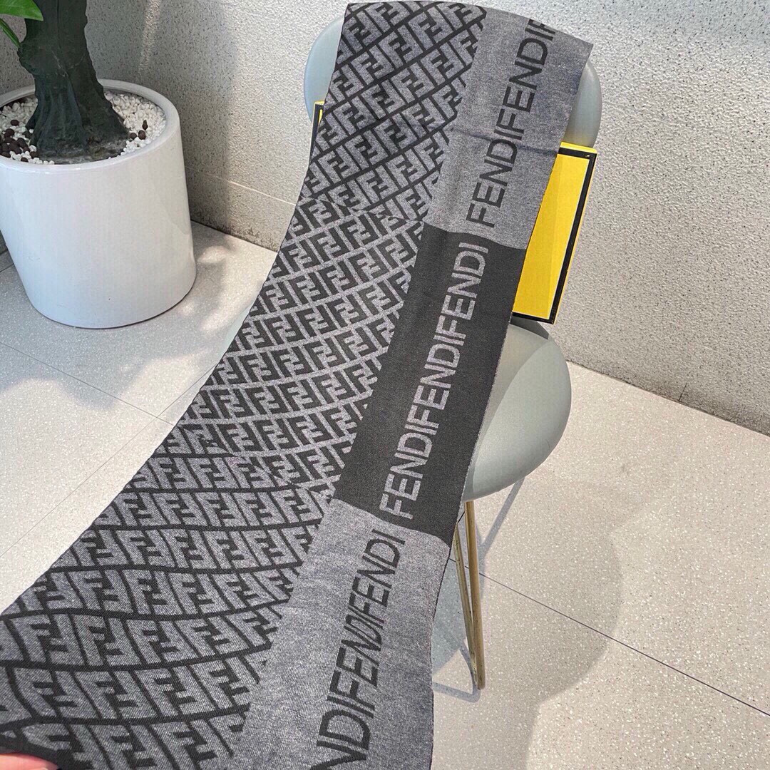  爆款上新 情侣款👍👍芬迪 独家牛货🐂  奢华尽在尺寸之间，高端品质‼️具有超高羊绒品质才会被此品牌青睐