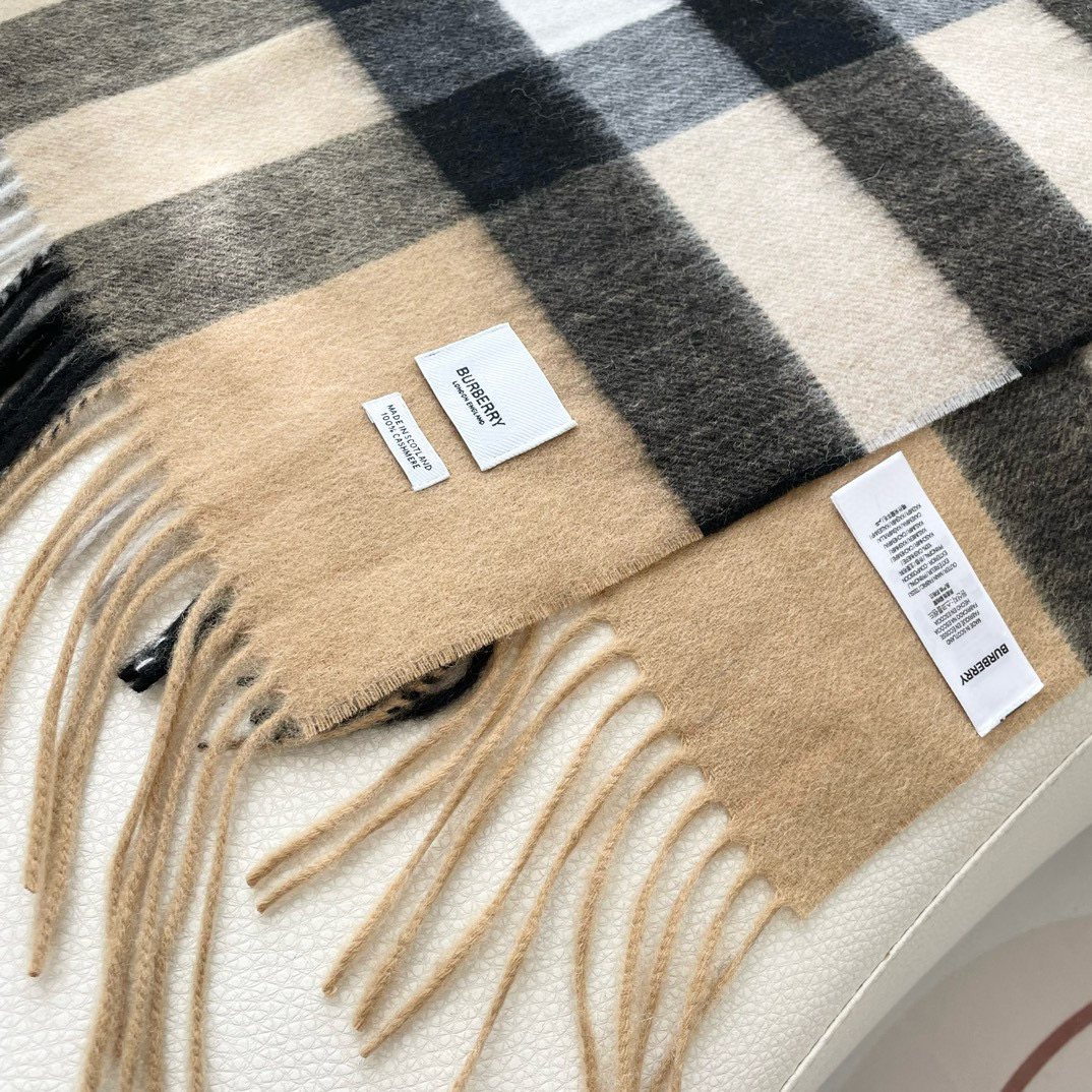 特价 Burberry 匠心巨作。· 经典大格双面提花羊绒围巾👍完全等于2条围巾‼️品牌首席创意总监Ri