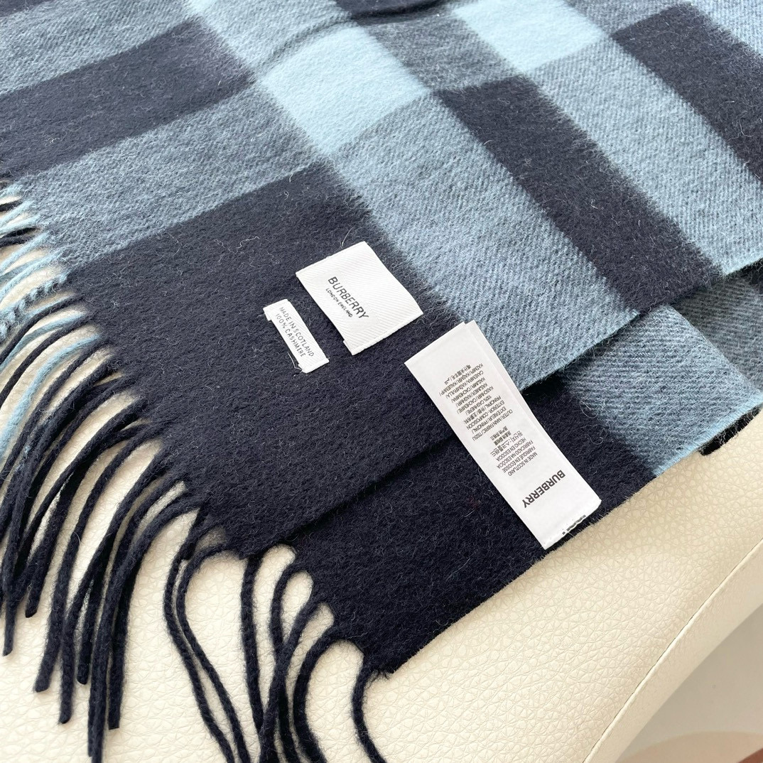 特价 Burberry 匠心巨作。· 经典大格双面提花羊绒围巾👍完全等于2条围巾‼️品牌首席创意总监Ri