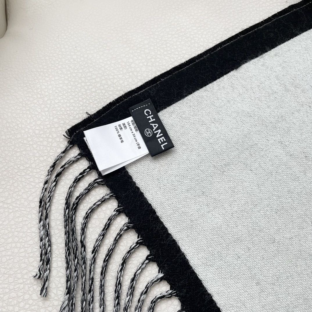  高版本 香奈儿新款🗣姑娘们出来炸街啦
黑色系色调真的无敌经典了。不是俗气的漂白。就本色调，带点米的高级