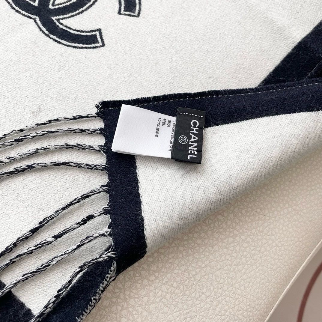  高版本 香奈儿新款🗣姑娘们出来炸街啦
黑色系色调真的无敌经典了。不是俗气的漂白。就本色调，带点米的高级