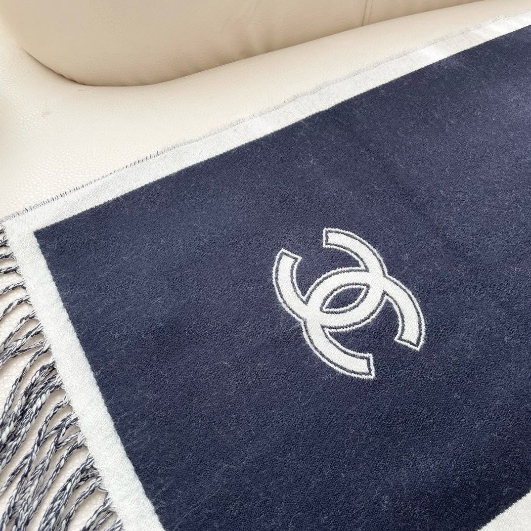  高版本 香奈儿新款🗣姑娘们出来炸街啦
黑色系色调真的无敌经典了。不是俗气的漂白。就本色调，带点米的高级