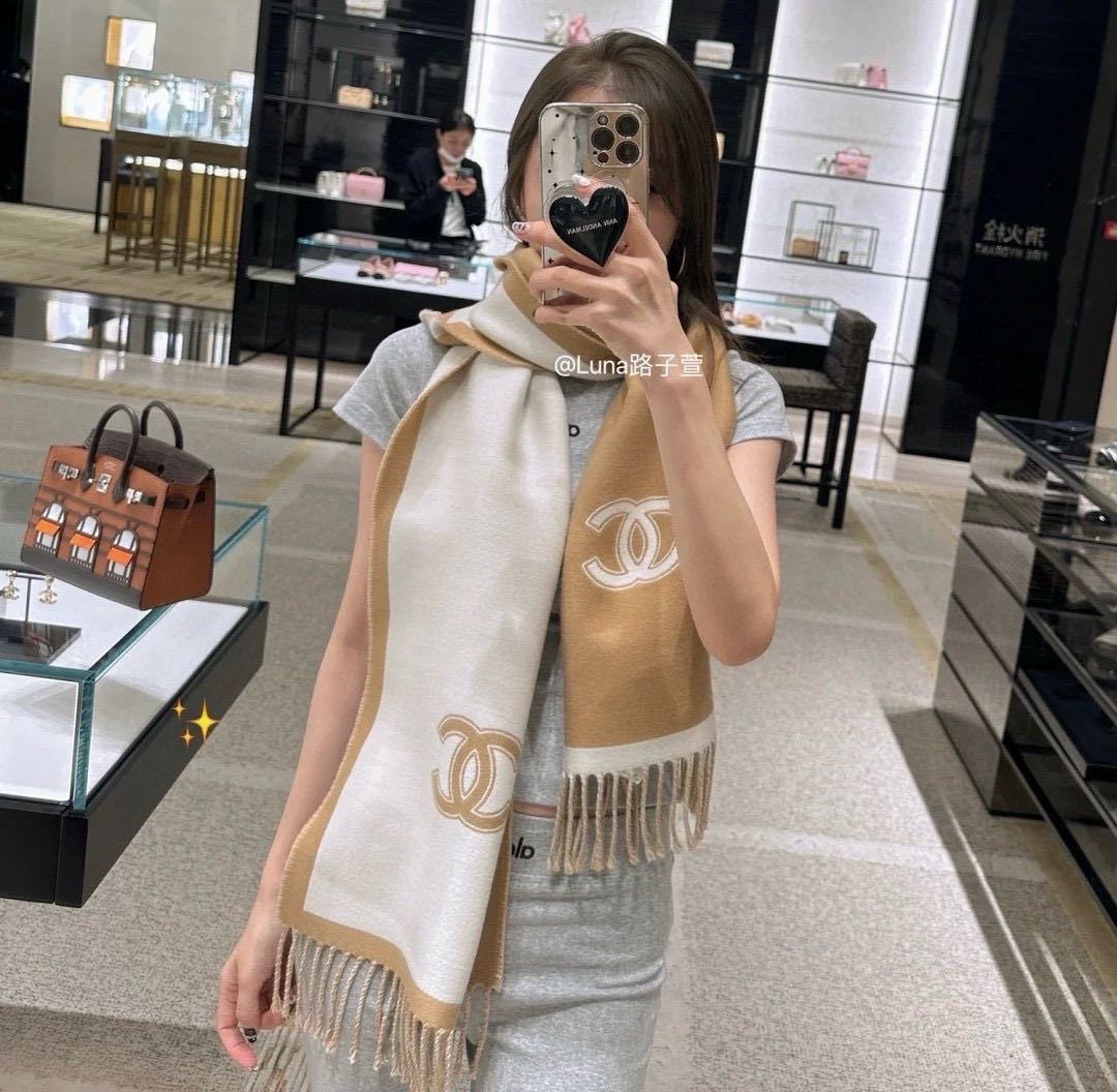  高版本 香奈儿新款🗣姑娘们出来炸街啦
黑色系色调真的无敌经典了。不是俗气的漂白。就本色调，带点米的高级