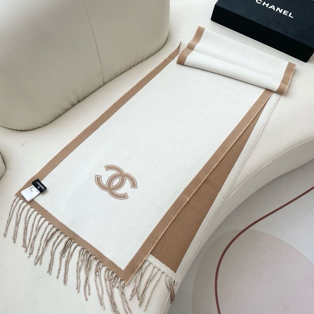  高版本 香奈儿新款🗣姑娘们出来炸街啦
黑色系色调真的无敌经典了。不是俗气的漂白。就本色调，带点米的高级