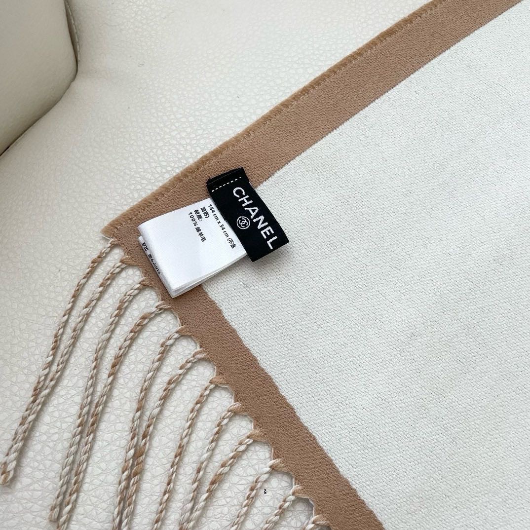  高版本 香奈儿新款🗣姑娘们出来炸街啦
黑色系色调真的无敌经典了。不是俗气的漂白。就本色调，带点米的高级