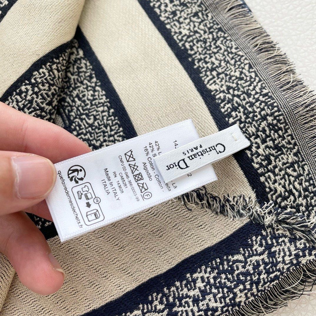  高版本 方巾】Dior披肩❤️经典字母👍搭配丝毛混纺的华美质感，与成衣和配饰系列单品搭配相宜。
尺寸：