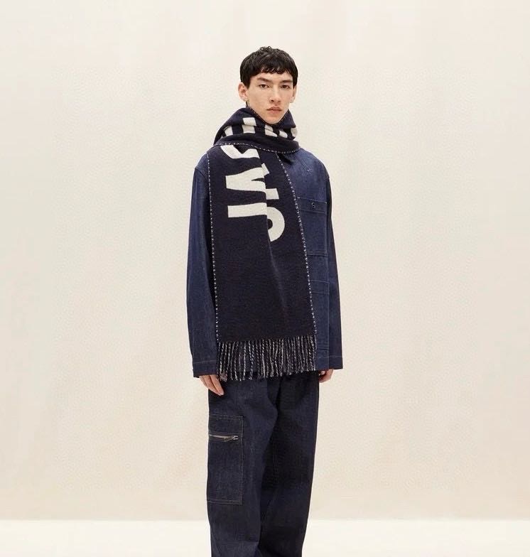  🧣JIL SANDER 围巾 
温柔绽放的极简主义，从1968年起，一直坚守极简之风、性冷淡的设计吉尔