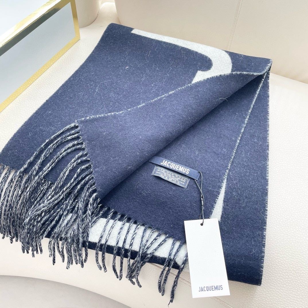  🧣JIL SANDER 围巾 
温柔绽放的极简主义，从1968年起，一直坚守极简之风、性冷淡的设计吉尔