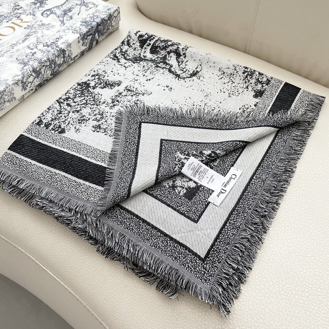  方巾】Dior披肩❤️经典字母👍搭配丝毛混纺的华美质感，与成衣和配饰系列单品搭配相宜。
尺寸：140 