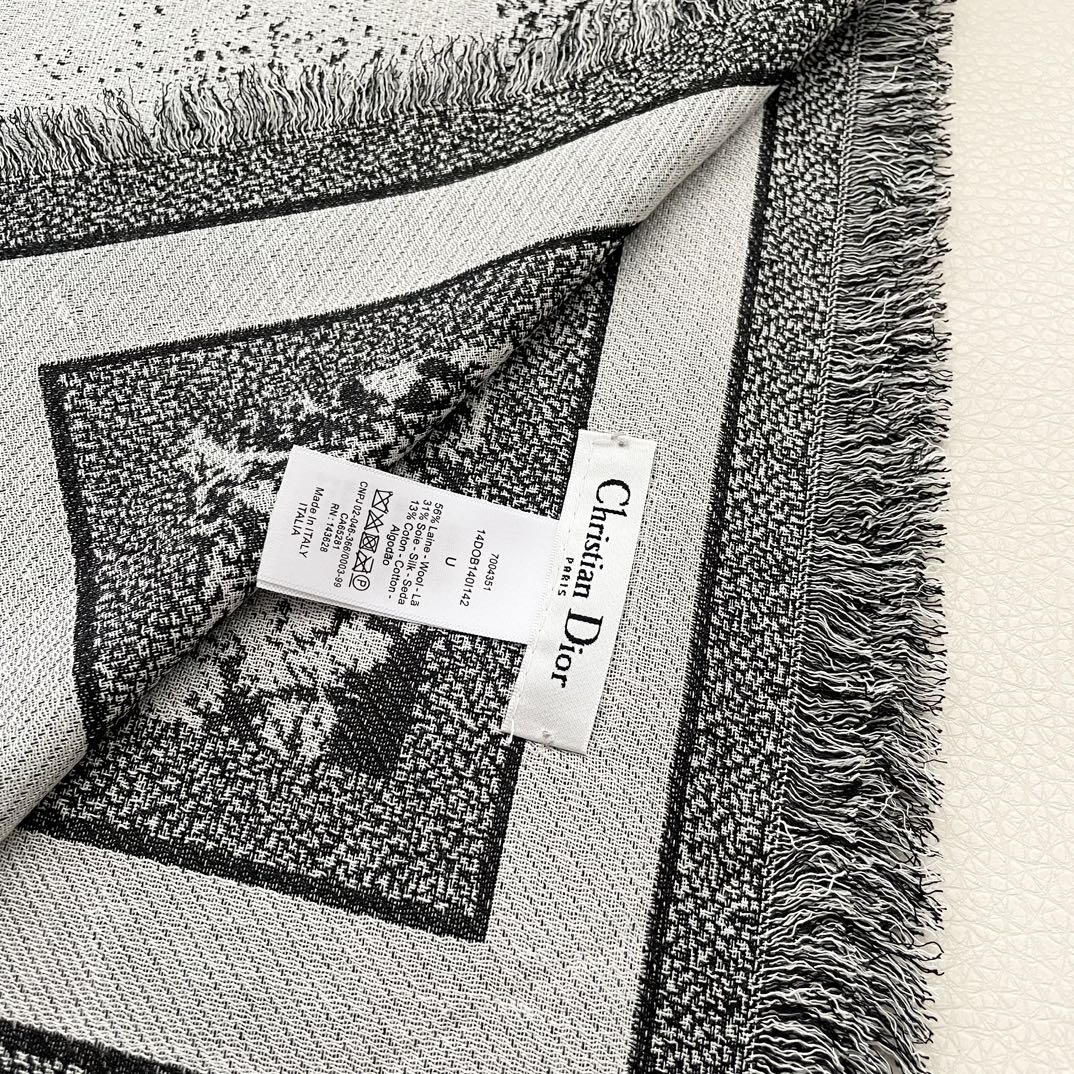  方巾】Dior披肩❤️经典字母👍搭配丝毛混纺的华美质感，与成衣和配饰系列单品搭配相宜。
尺寸：140 