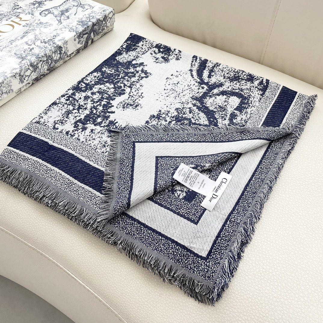  方巾】Dior披肩❤️经典字母👍搭配丝毛混纺的华美质感，与成衣和配饰系列单品搭配相宜。
尺寸：140 