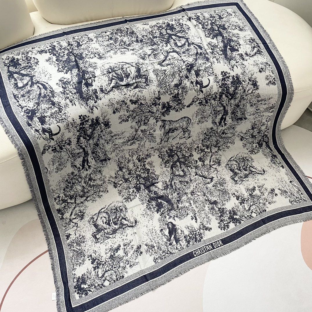  方巾】Dior披肩❤️经典字母👍搭配丝毛混纺的华美质感，与成衣和配饰系列单品搭配相宜。
尺寸：140 