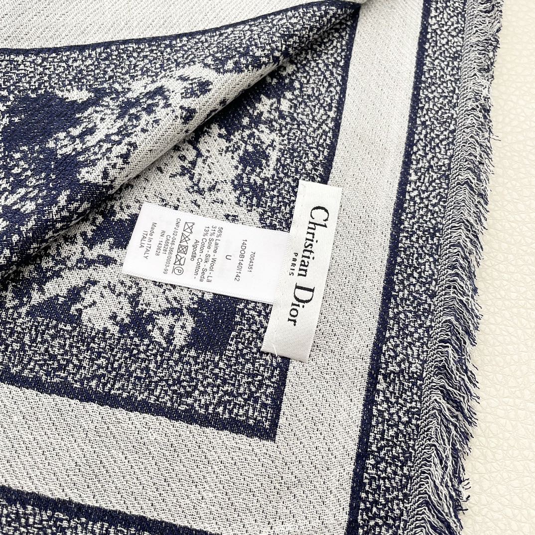  方巾】Dior披肩❤️经典字母👍搭配丝毛混纺的华美质感，与成衣和配饰系列单品搭配相宜。
尺寸：140 