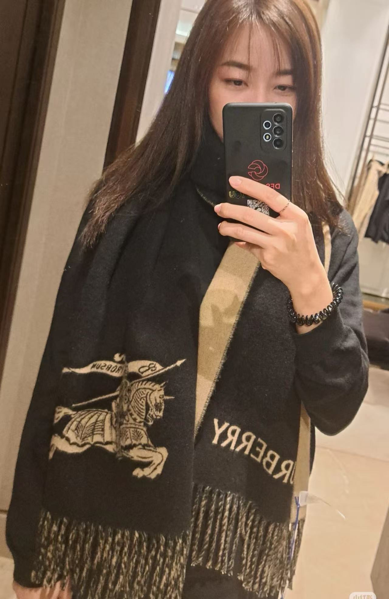  巴宝利 最新款围巾，男女士的福利 超温柔洋气的双面设计！！】感觉这个比以往的设计都更显年轻更显温柔更气