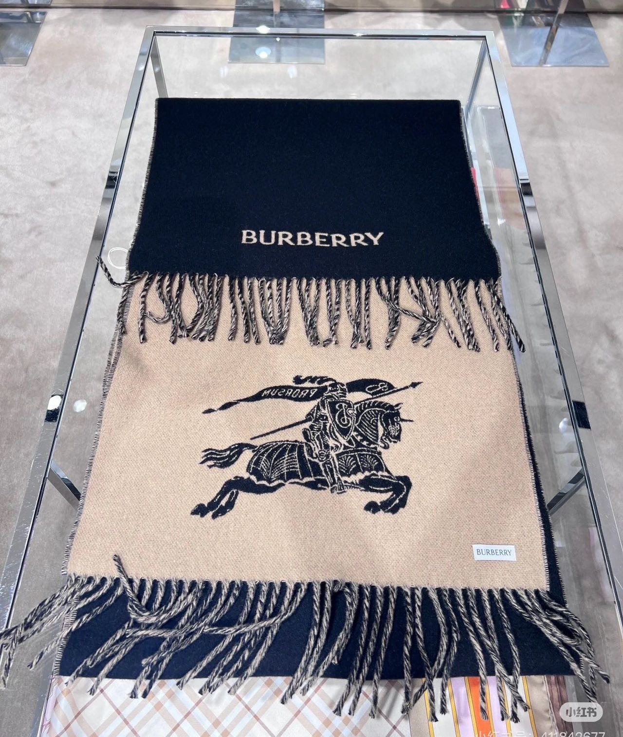  巴宝利 最新款围巾，男女士的福利 超温柔洋气的双面设计！！】感觉这个比以往的设计都更显年轻更显温柔更气