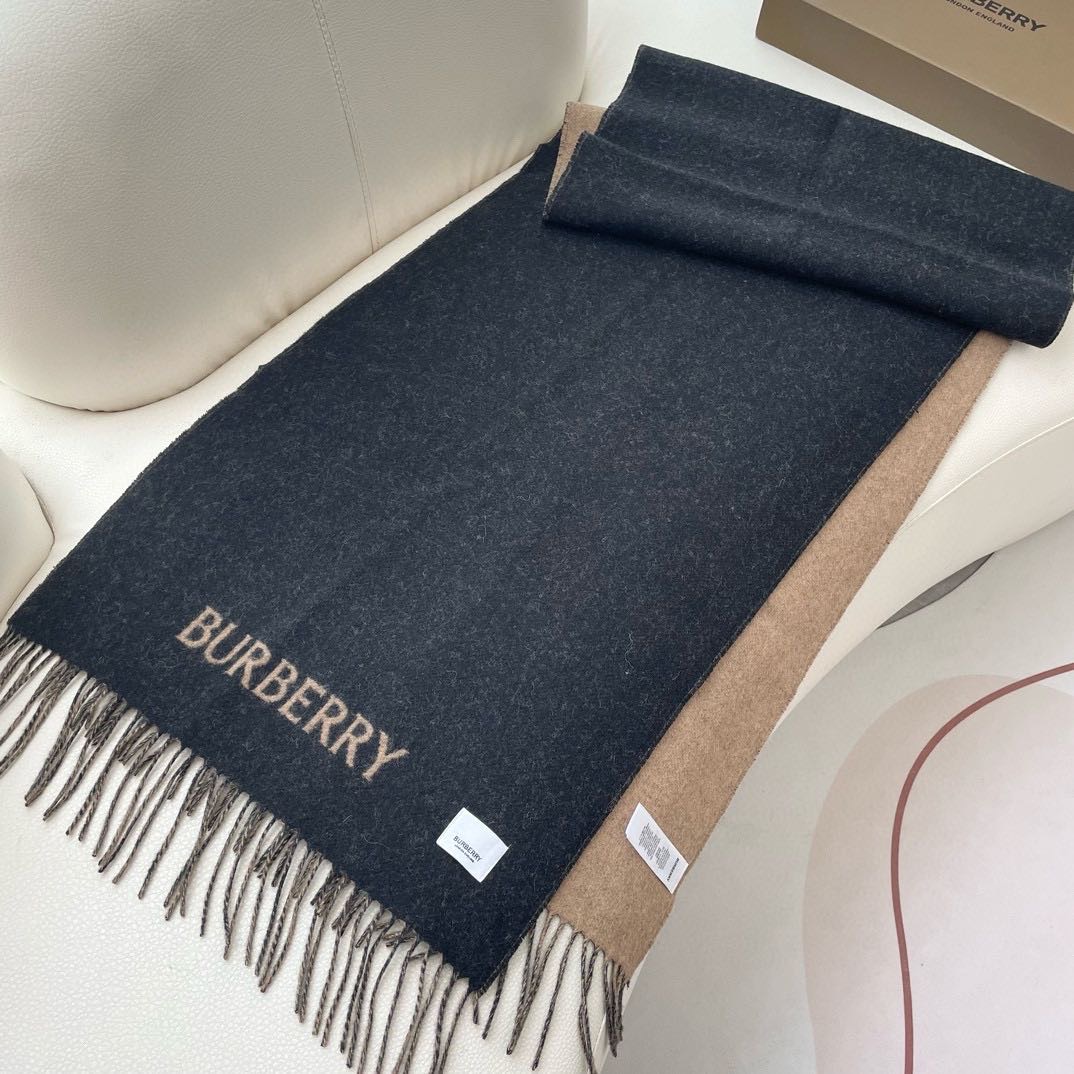  巴宝利 最新款围巾，男女士的福利 超温柔洋气的双面设计！！】感觉这个比以往的设计都更显年轻更显温柔更气