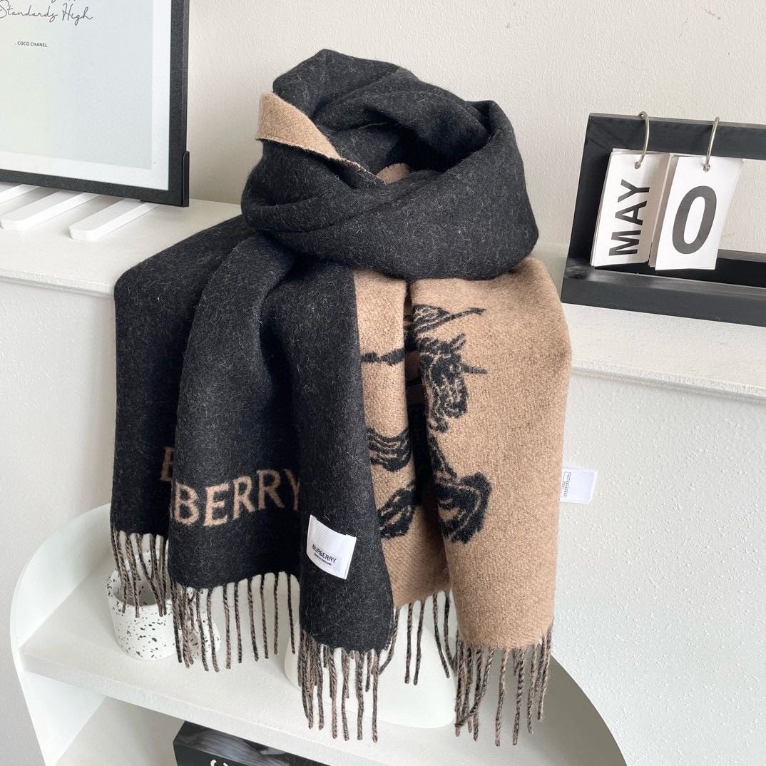  巴宝利 最新款围巾，男女士的福利 超温柔洋气的双面设计！！】感觉这个比以往的设计都更显年轻更显温柔更气