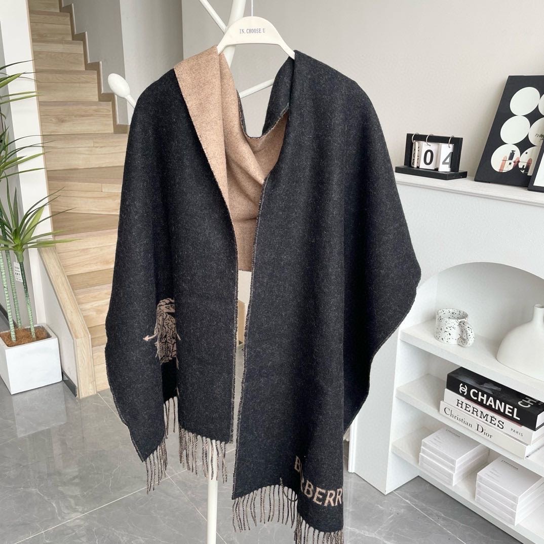  巴宝利 最新款围巾，男女士的福利 超温柔洋气的双面设计！！】感觉这个比以往的设计都更显年轻更显温柔更气