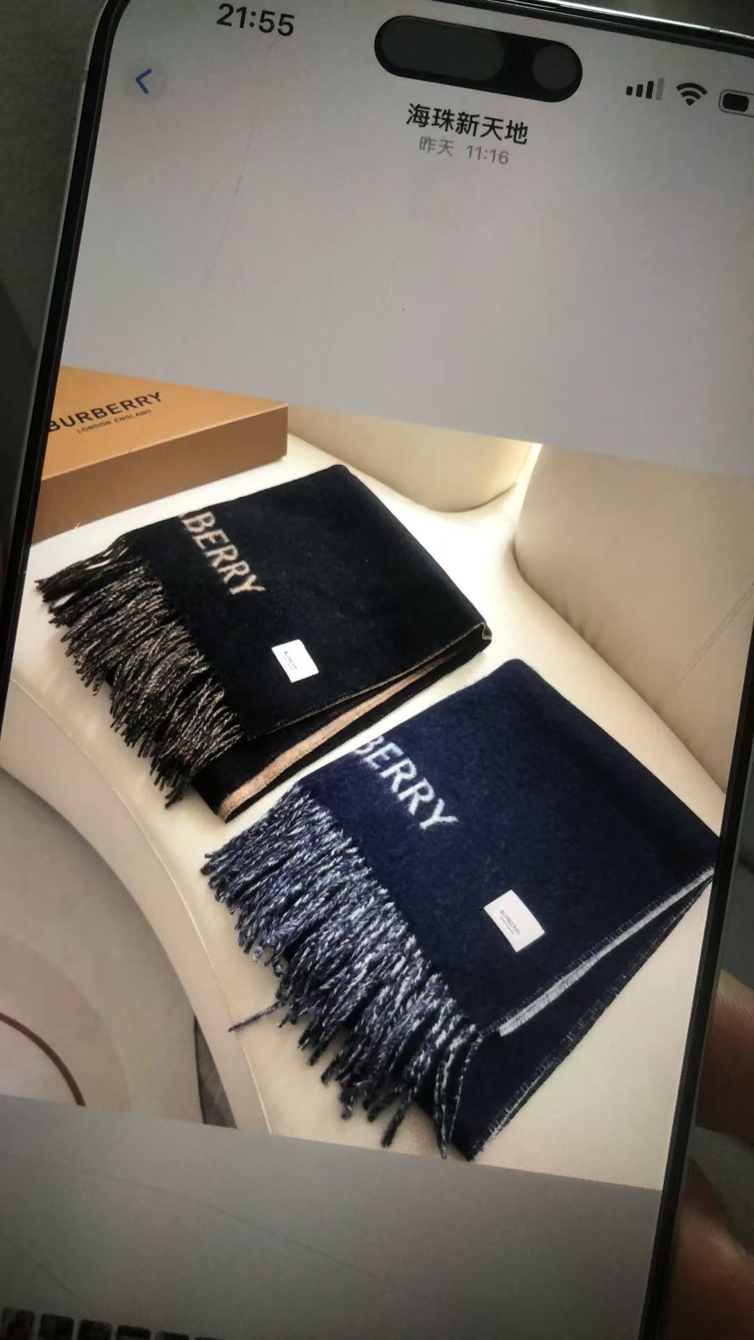  巴宝利 最新款围巾，男女士的福利 超温柔洋气的双面设计！！】感觉这个比以往的设计都更显年轻更显温柔更气