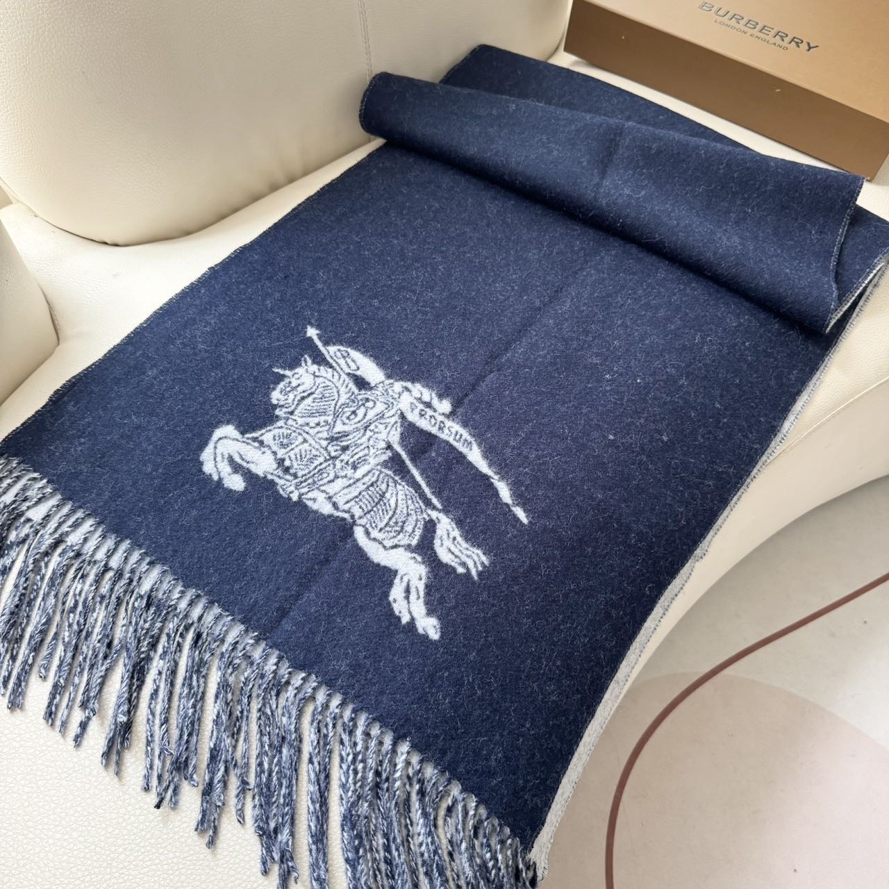  巴宝利 最新款围巾，男女士的福利 超温柔洋气的双面设计！！】感觉这个比以往的设计都更显年轻更显温柔更气