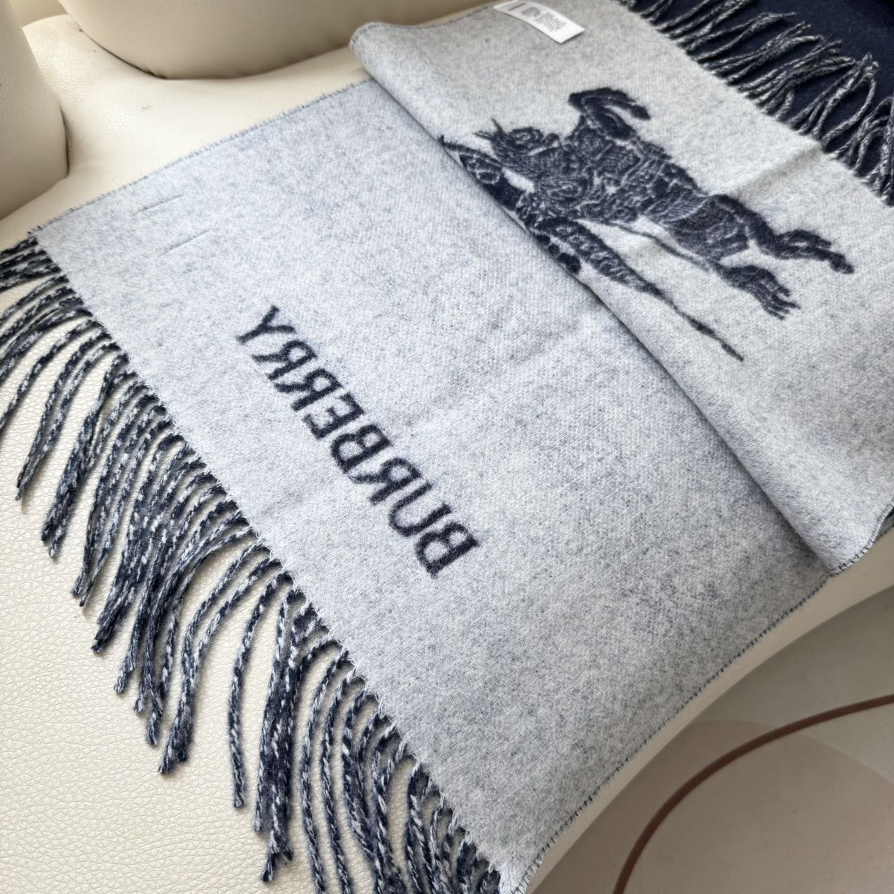  巴宝利 最新款围巾，男女士的福利 超温柔洋气的双面设计！！】感觉这个比以往的设计都更显年轻更显温柔更气