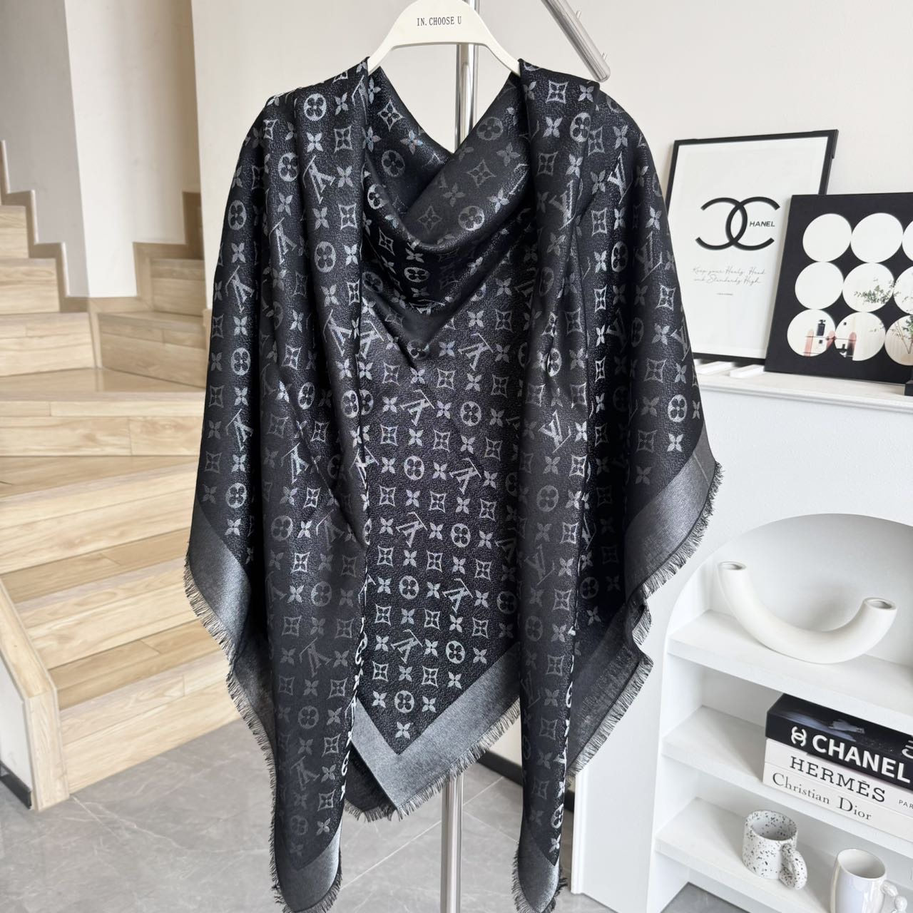  方巾】LV披肩❤️经典金丝👍搭配丝毛混纺的华美质感，与成衣和配饰系列单品搭配相宜。
尺寸：140 x 