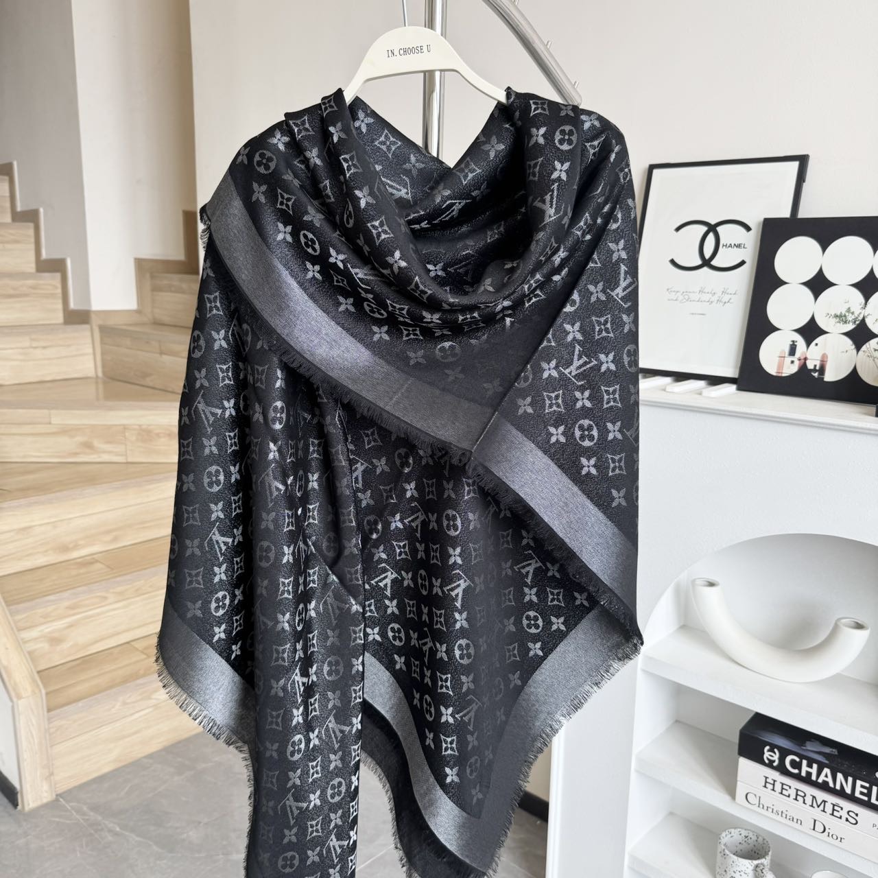  方巾】LV披肩❤️经典金丝👍搭配丝毛混纺的华美质感，与成衣和配饰系列单品搭配相宜。
尺寸：140 x 