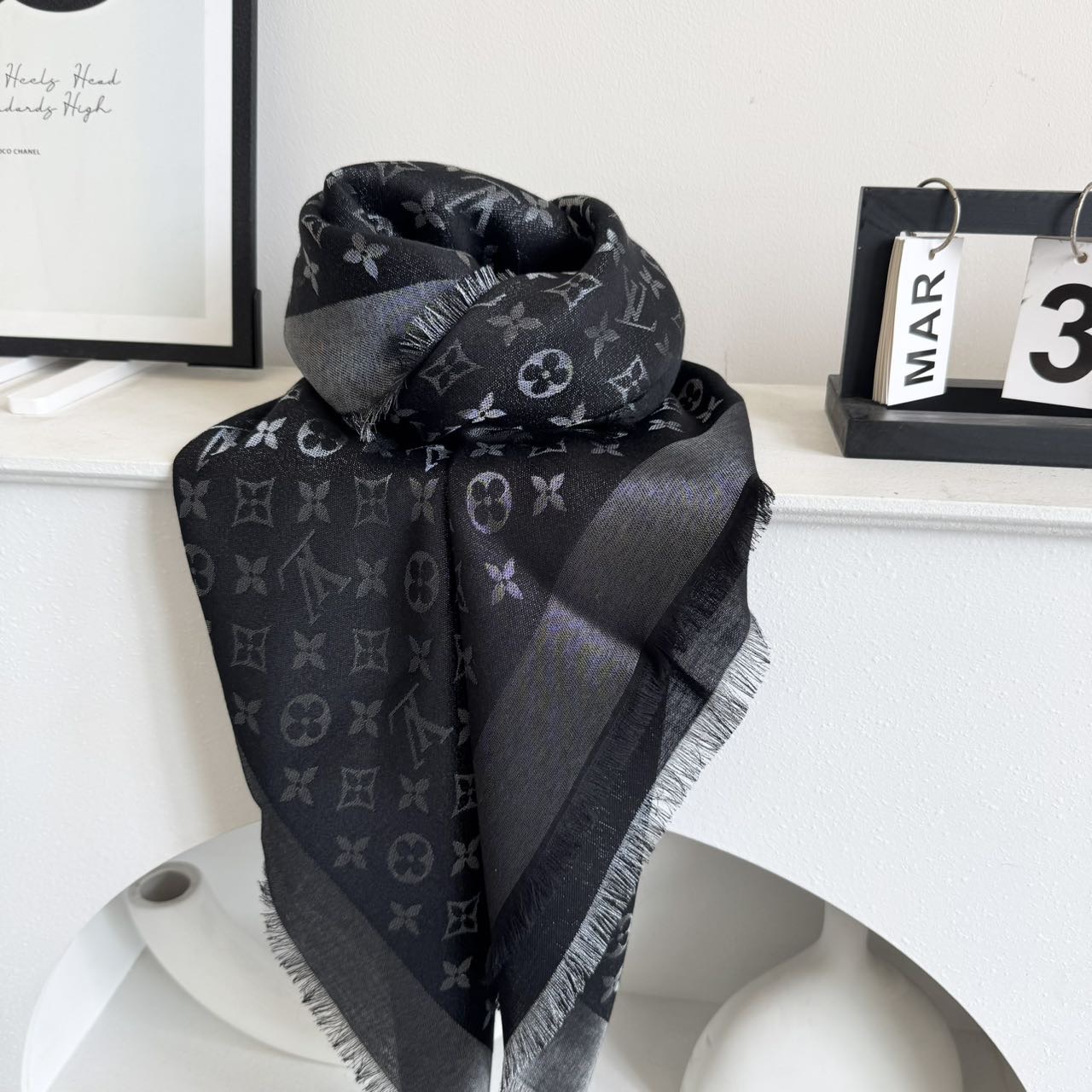  方巾】LV披肩❤️经典金丝👍搭配丝毛混纺的华美质感，与成衣和配饰系列单品搭配相宜。
尺寸：140 x 