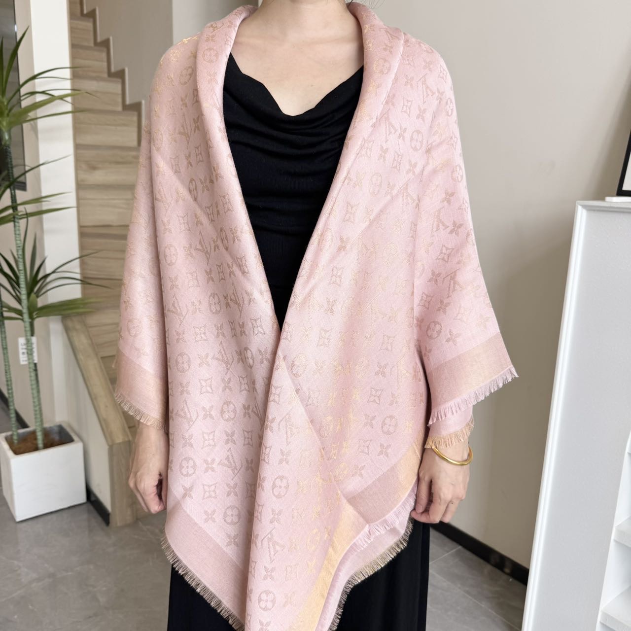  方巾】LV披肩❤️经典金丝👍搭配丝毛混纺的华美质感，与成衣和配饰系列单品搭配相宜。
尺寸：140 x 