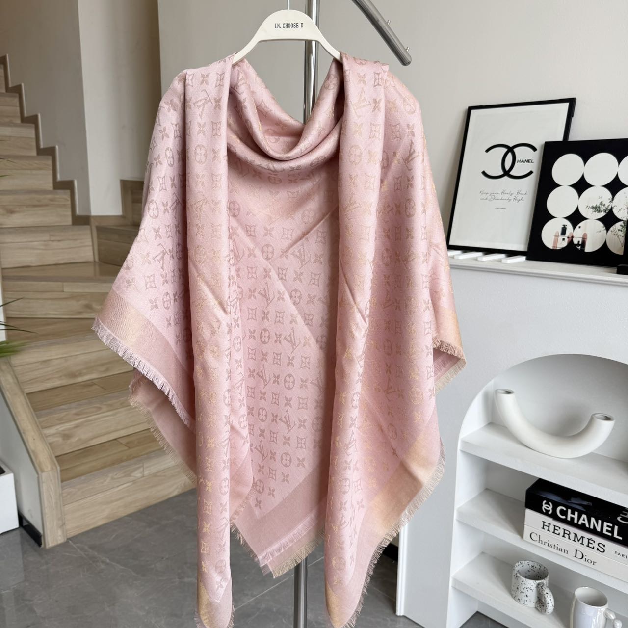  方巾】LV披肩❤️经典金丝👍搭配丝毛混纺的华美质感，与成衣和配饰系列单品搭配相宜。
尺寸：140 x 