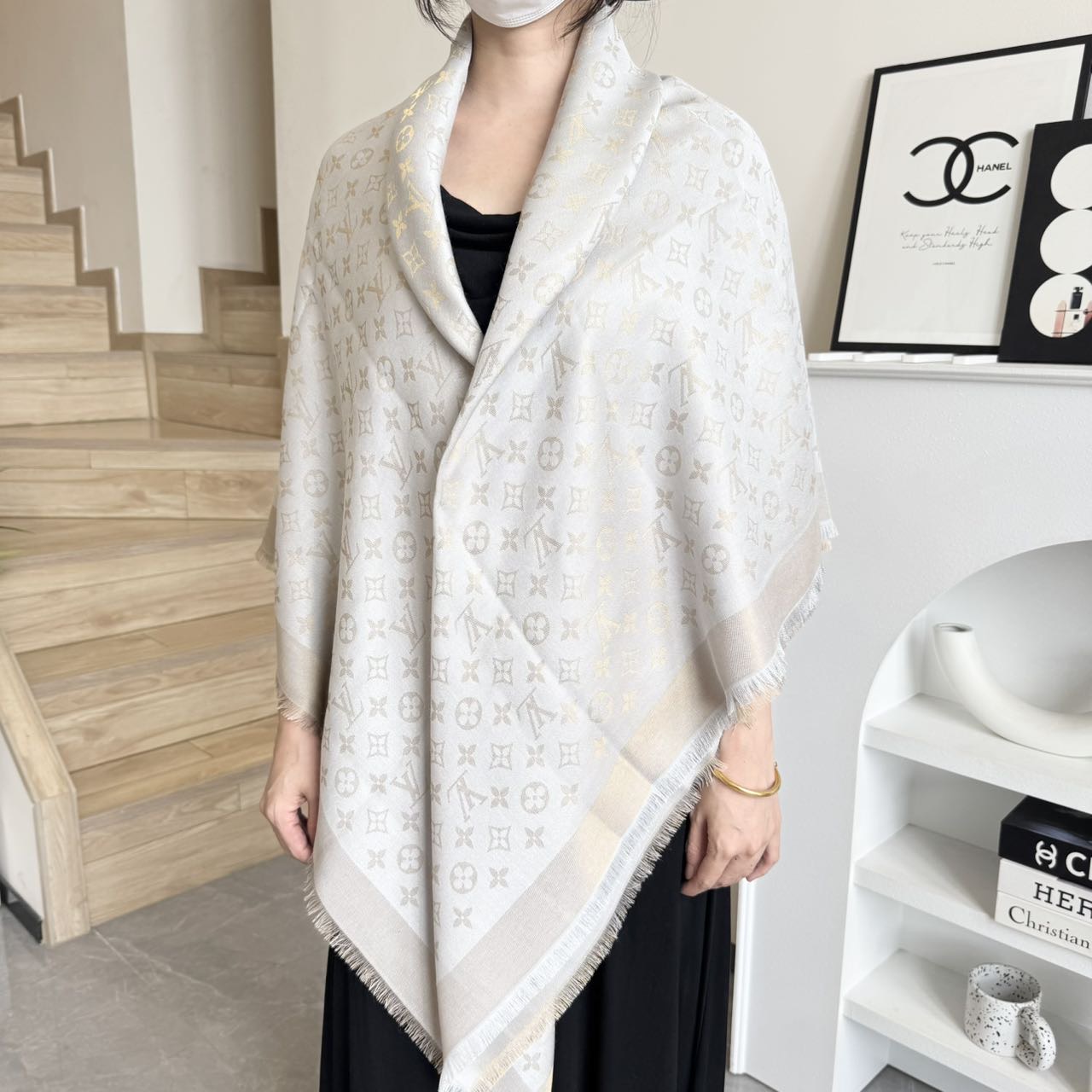  方巾】LV披肩❤️经典金丝👍搭配丝毛混纺的华美质感，与成衣和配饰系列单品搭配相宜。
尺寸：140 x 