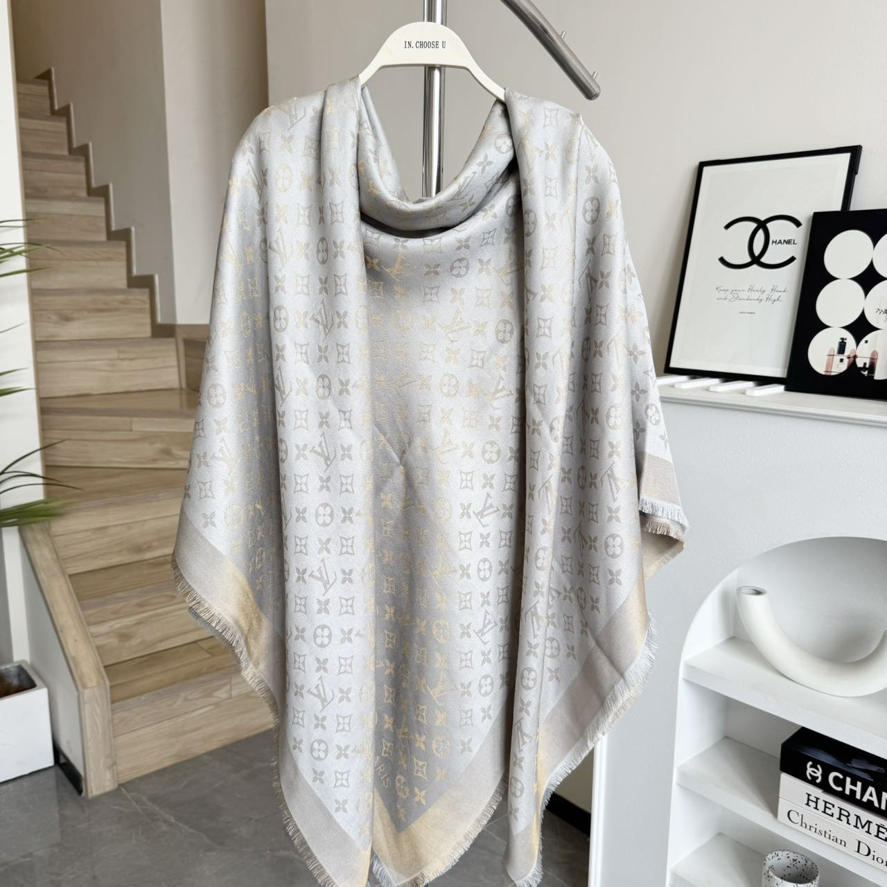  方巾】LV披肩❤️经典金丝👍搭配丝毛混纺的华美质感，与成衣和配饰系列单品搭配相宜。
尺寸：140 x 