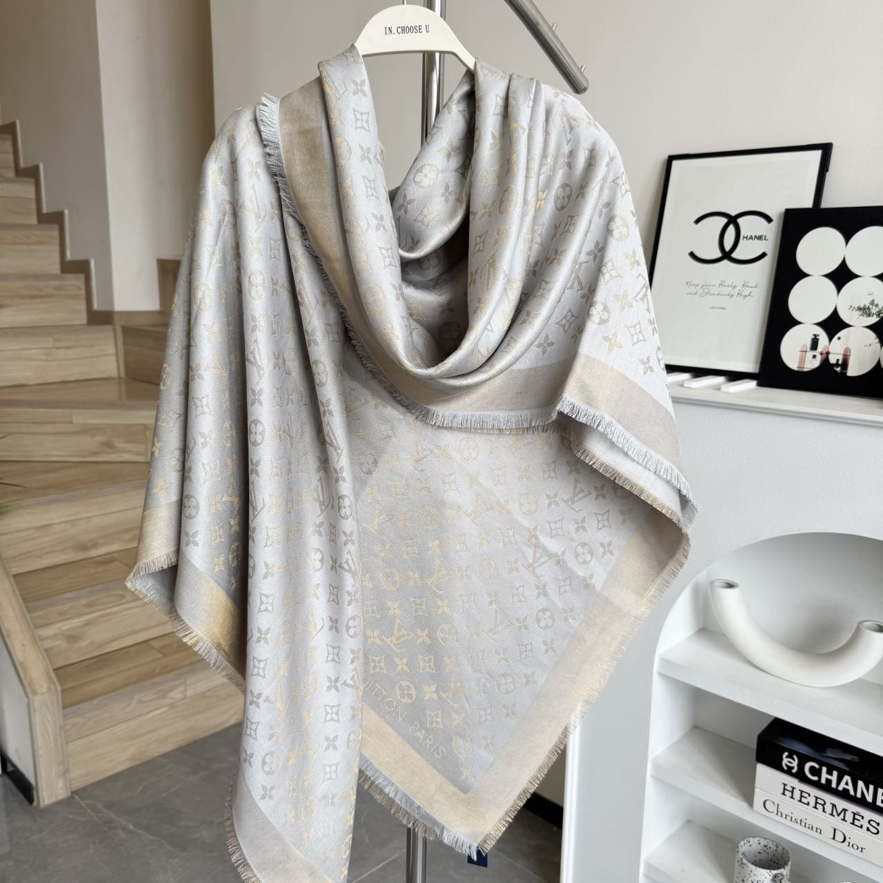  方巾】LV披肩❤️经典金丝👍搭配丝毛混纺的华美质感，与成衣和配饰系列单品搭配相宜。
尺寸：140 x 