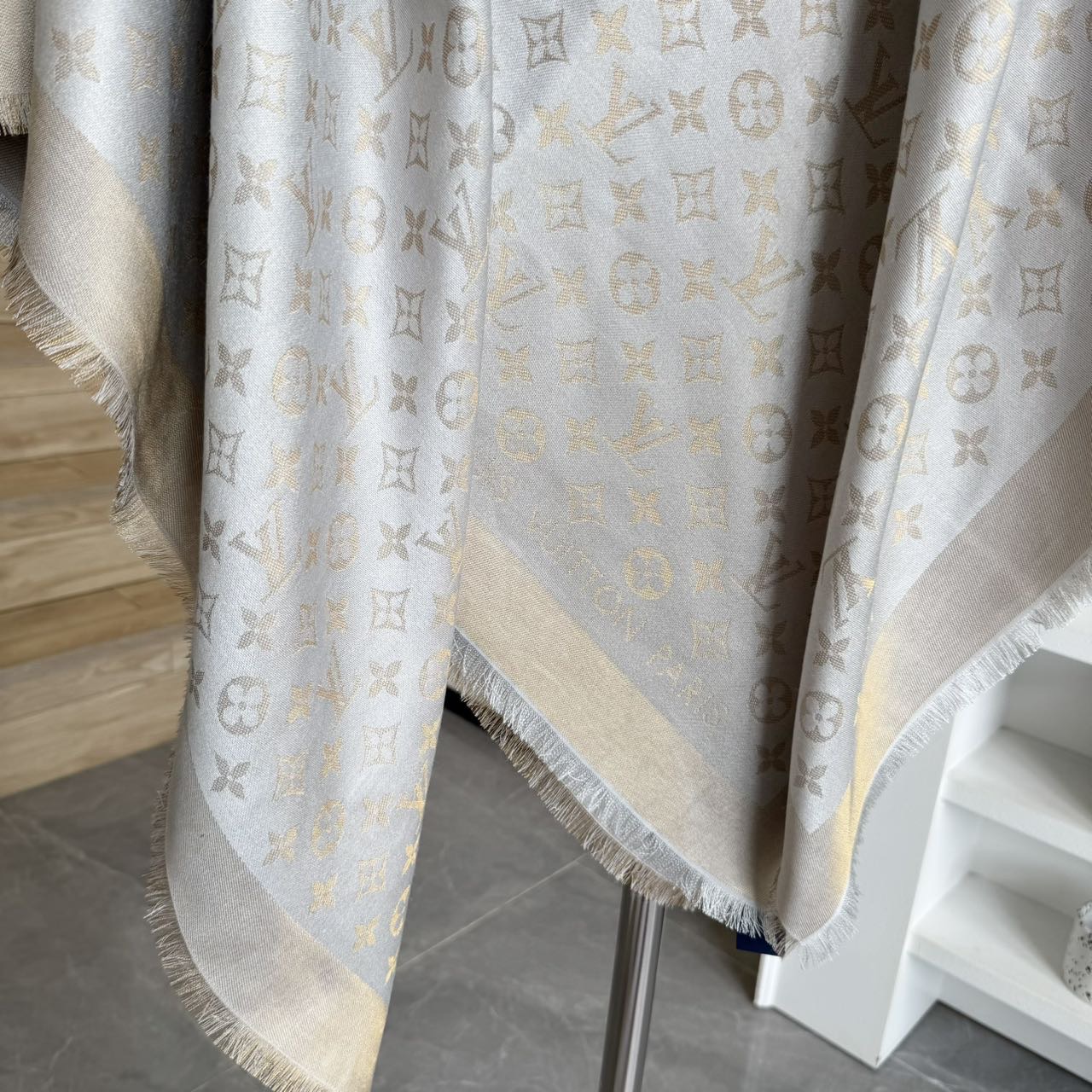  方巾】LV披肩❤️经典金丝👍搭配丝毛混纺的华美质感，与成衣和配饰系列单品搭配相宜。
尺寸：140 x 