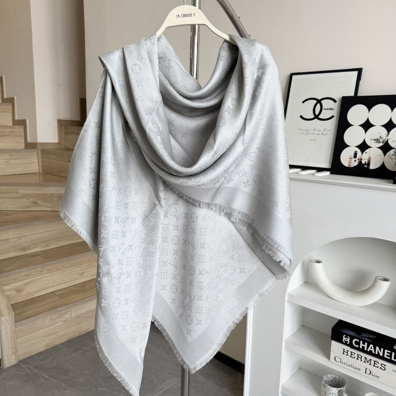  方巾】LV披肩❤️经典金丝👍搭配丝毛混纺的华美质感，与成衣和配饰系列单品搭配相宜。
尺寸：140 x 