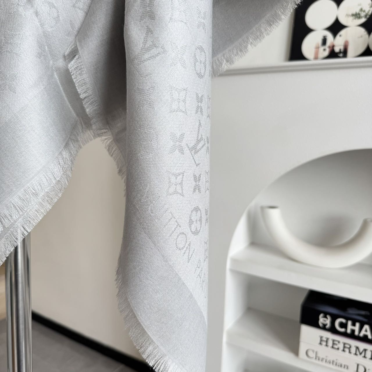  方巾】LV披肩❤️经典金丝👍搭配丝毛混纺的华美质感，与成衣和配饰系列单品搭配相宜。
尺寸：140 x 