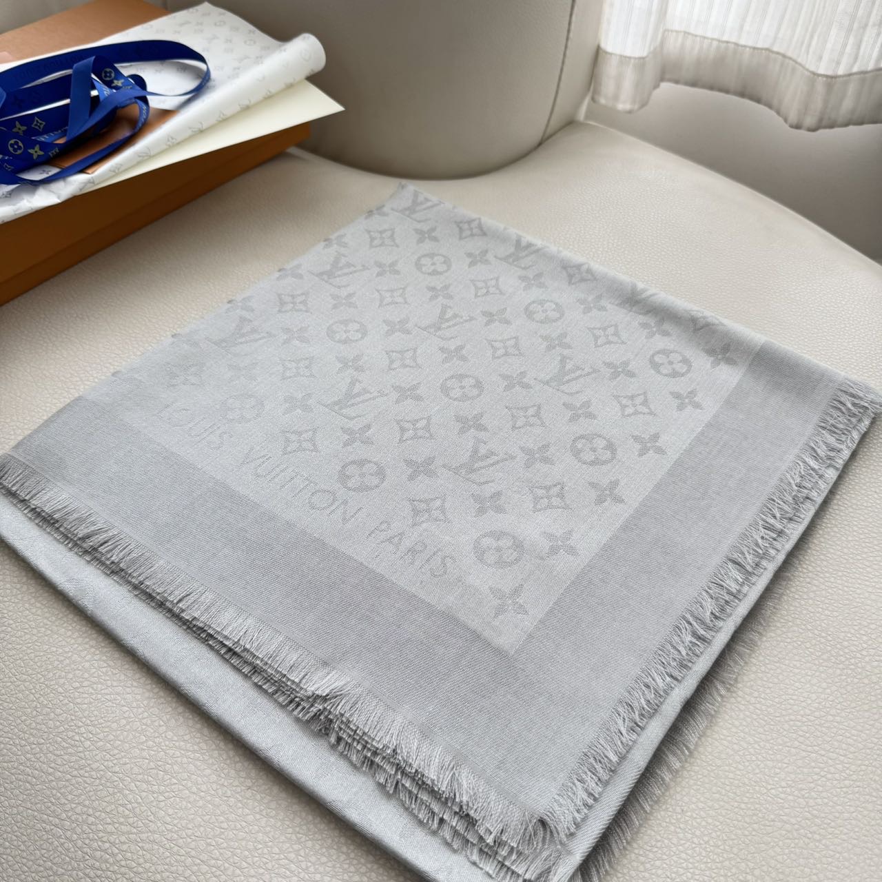  方巾】LV披肩❤️经典金丝👍搭配丝毛混纺的华美质感，与成衣和配饰系列单品搭配相宜。
尺寸：140 x 