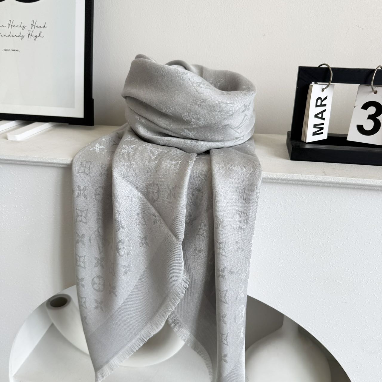  方巾】LV披肩❤️经典金丝👍搭配丝毛混纺的华美质感，与成衣和配饰系列单品搭配相宜。
尺寸：140 x 