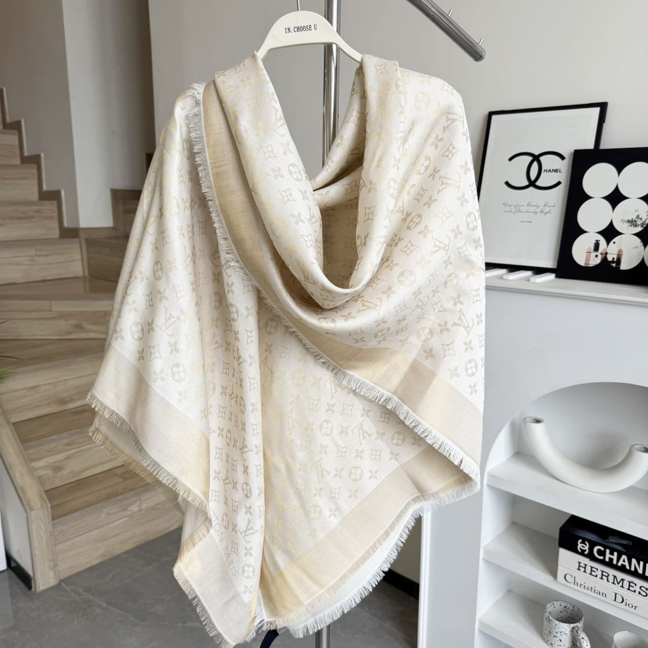  方巾】LV披肩❤️经典金丝👍搭配丝毛混纺的华美质感，与成衣和配饰系列单品搭配相宜。
尺寸：140 x 