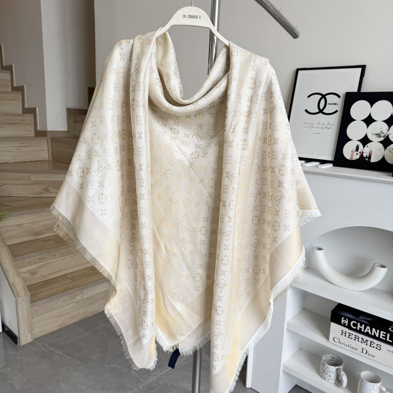  方巾】LV披肩❤️经典金丝👍搭配丝毛混纺的华美质感，与成衣和配饰系列单品搭配相宜。
尺寸：140 x 