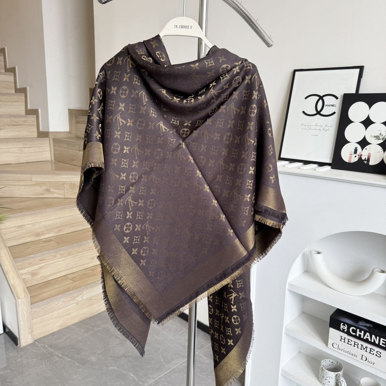  方巾】LV披肩❤️经典金丝👍搭配丝毛混纺的华美质感，与成衣和配饰系列单品搭配相宜。
尺寸：140 x 