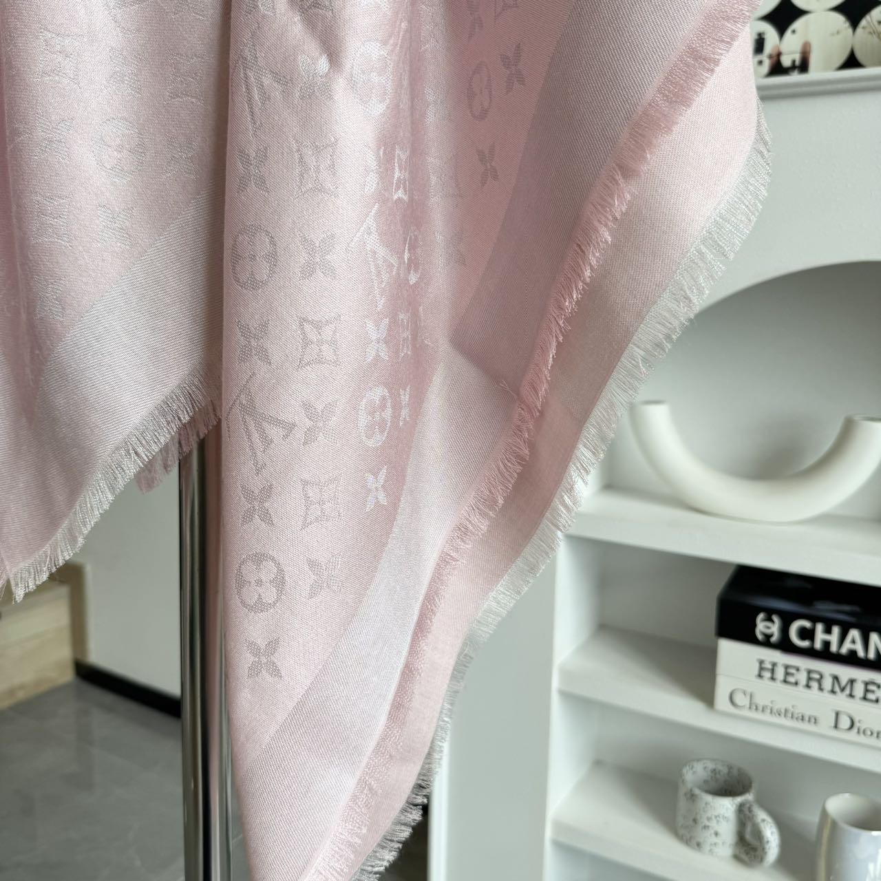  方巾】LV披肩❤️经典金丝👍搭配丝毛混纺的华美质感，与成衣和配饰系列单品搭配相宜。
尺寸：140 x 