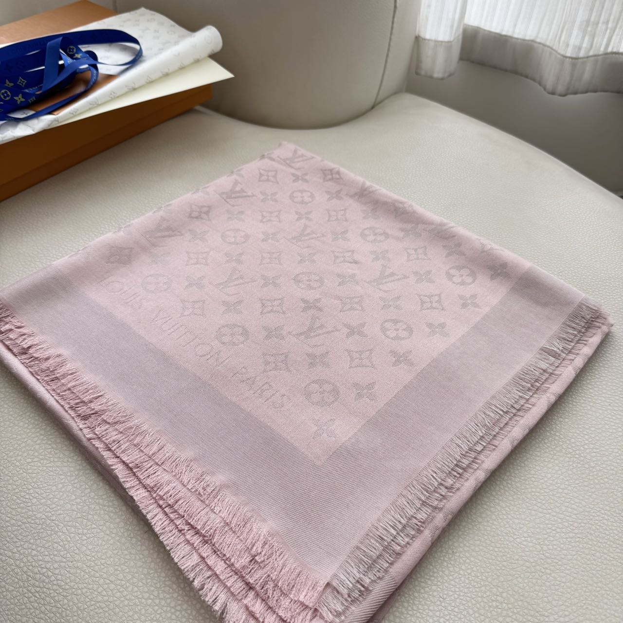  方巾】LV披肩❤️经典金丝👍搭配丝毛混纺的华美质感，与成衣和配饰系列单品搭配相宜。
尺寸：140 x 