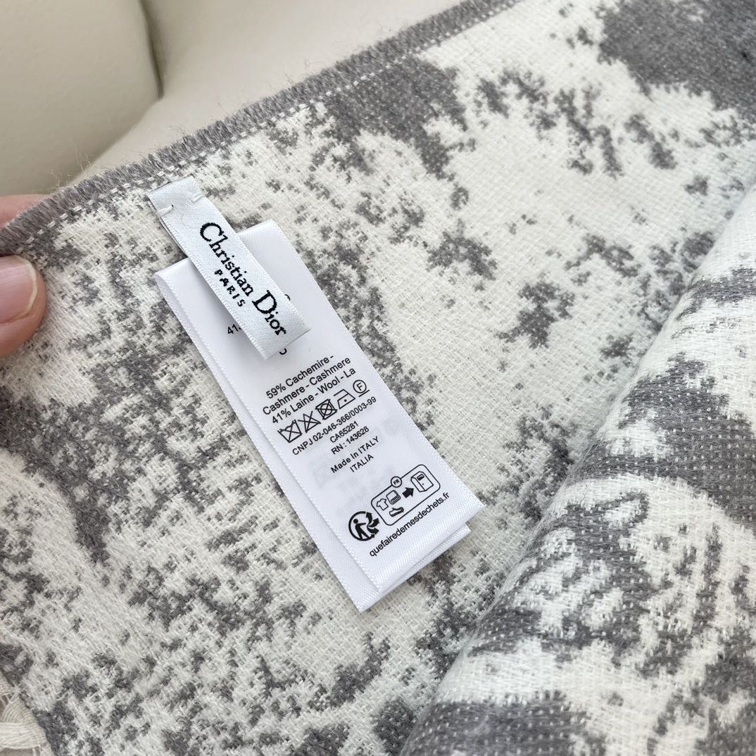 P135 Sauvage 茹伊印花围巾全新演绎 Dior 经典图案。采用山羊绒和羊毛混纺面料精心制作,饰以流苏饰边和 Christian Dior 标志。长款设计,可系在颈部或披在肩部。
海军蓝色 Sauvage 茹伊印花图案
Christian Dior 标志
流苏饰边
59% 山羊绒,41% 羊毛
意大利制造