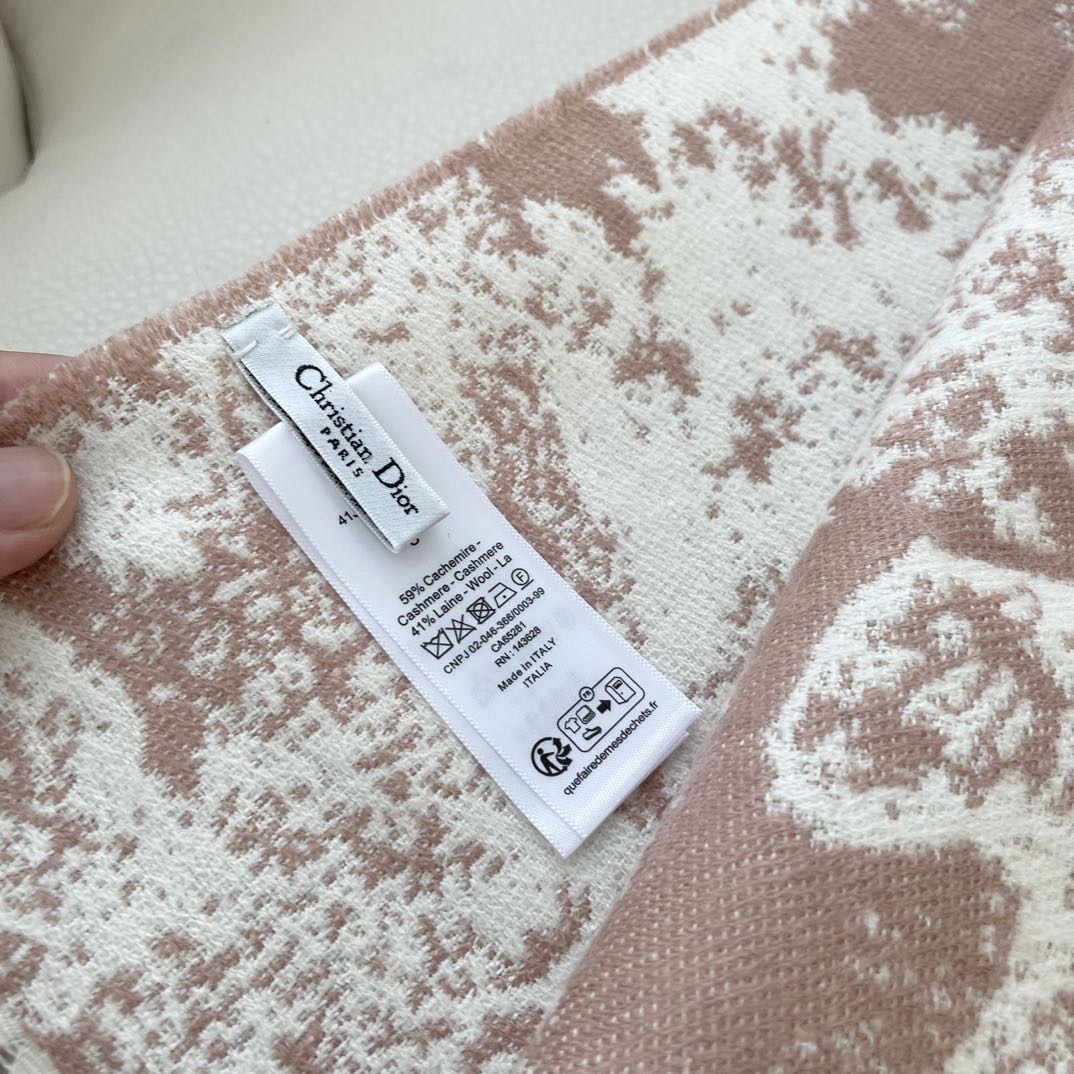 P135 Sauvage 茹伊印花围巾全新演绎 Dior 经典图案。采用山羊绒和羊毛混纺面料精心制作,饰以流苏饰边和 Christian Dior 标志。长款设计,可系在颈部或披在肩部。
海军蓝色 Sauvage 茹伊印花图案
Christian Dior 标志
流苏饰边
59% 山羊绒,41% 羊毛
意大利制造