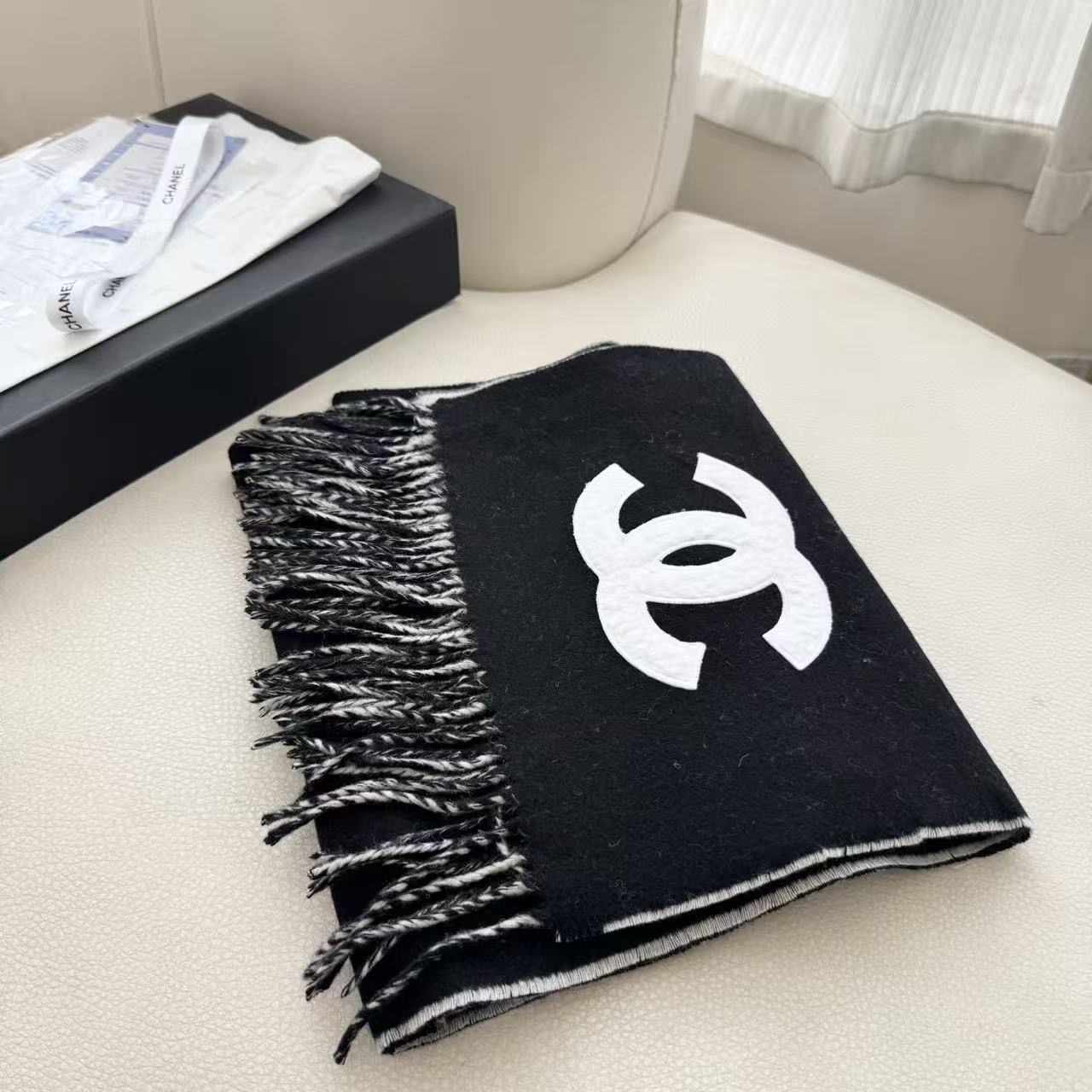  年前最后的尾巴，香24 k热乎乎的来了！真香必入款！！！直跺脚地喜欢！高级又带点时髦的趣味！！老友必收