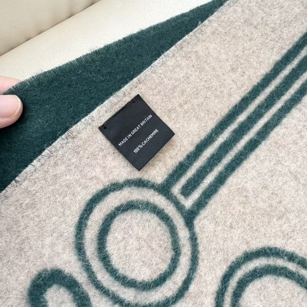   新款2025爱马仕男女款围巾且买且珍惜😍~都是出口订单所以比较难遇❤️东西讲究少而精😍好看的一定要收