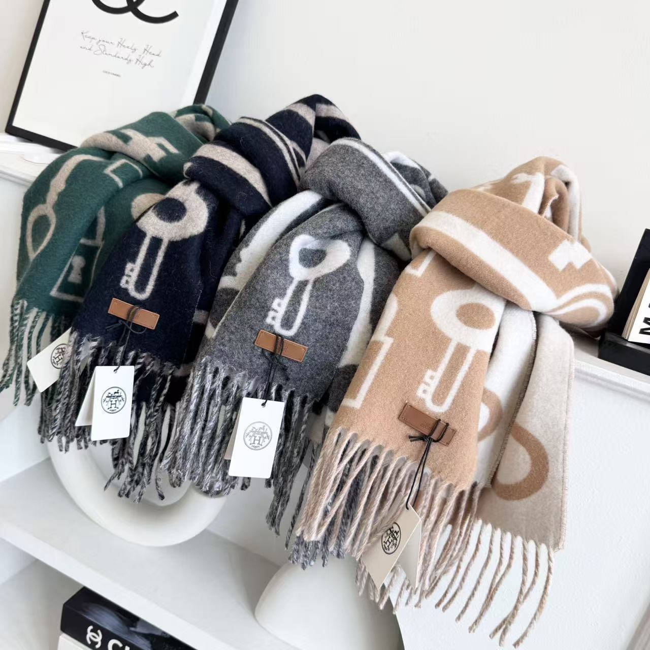   新款2025爱马仕男女款围巾且买且珍惜😍~都是出口订单所以比较难遇❤️东西讲究少而精😍好看的一定要收