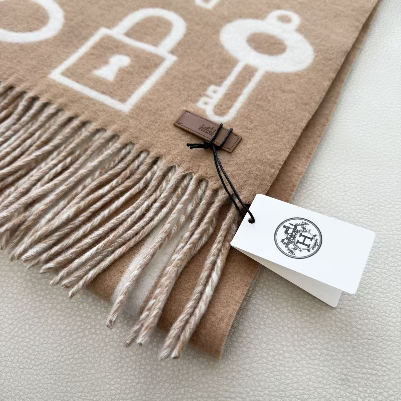   新款2025爱马仕男女款围巾且买且珍惜😍~都是出口订单所以比较难遇❤️东西讲究少而精😍好看的一定要收