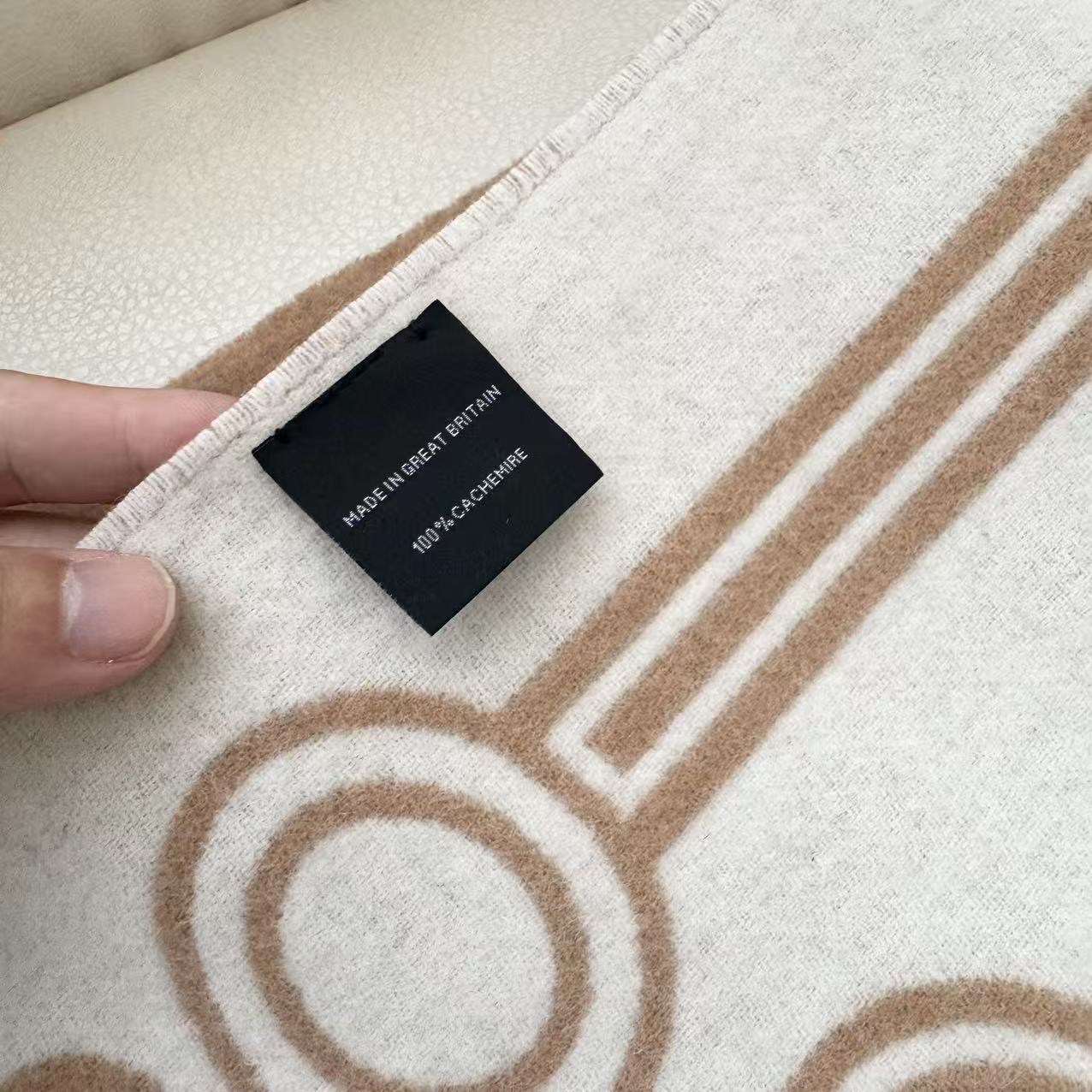   新款2025爱马仕男女款围巾且买且珍惜😍~都是出口订单所以比较难遇❤️东西讲究少而精😍好看的一定要收